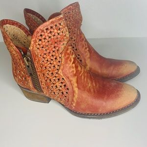 RED CIRCLE G CUT-OUT BOOTIES - ROUND TOE